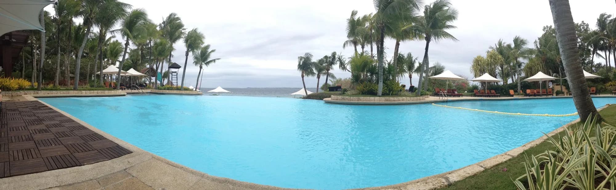 2013-01-15 Sangri-La Cebu Infinity pool pano