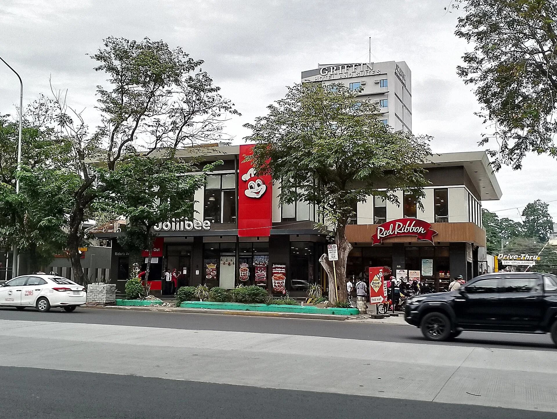 File:Jollibee and Red Ribbon in Osmeña Boulevard (2024-12-31).jpg