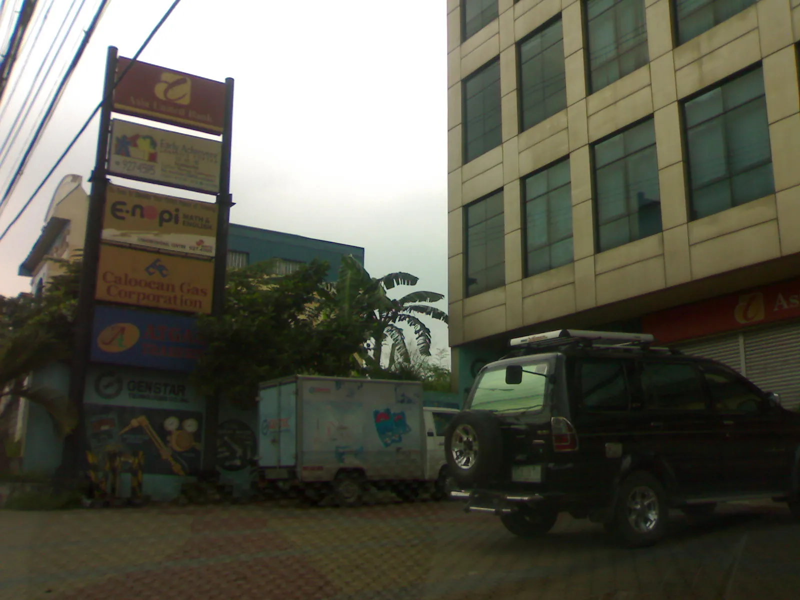 File:Asia United Bank Congressional Ave. Branch Parking Area - panoramio.jpg