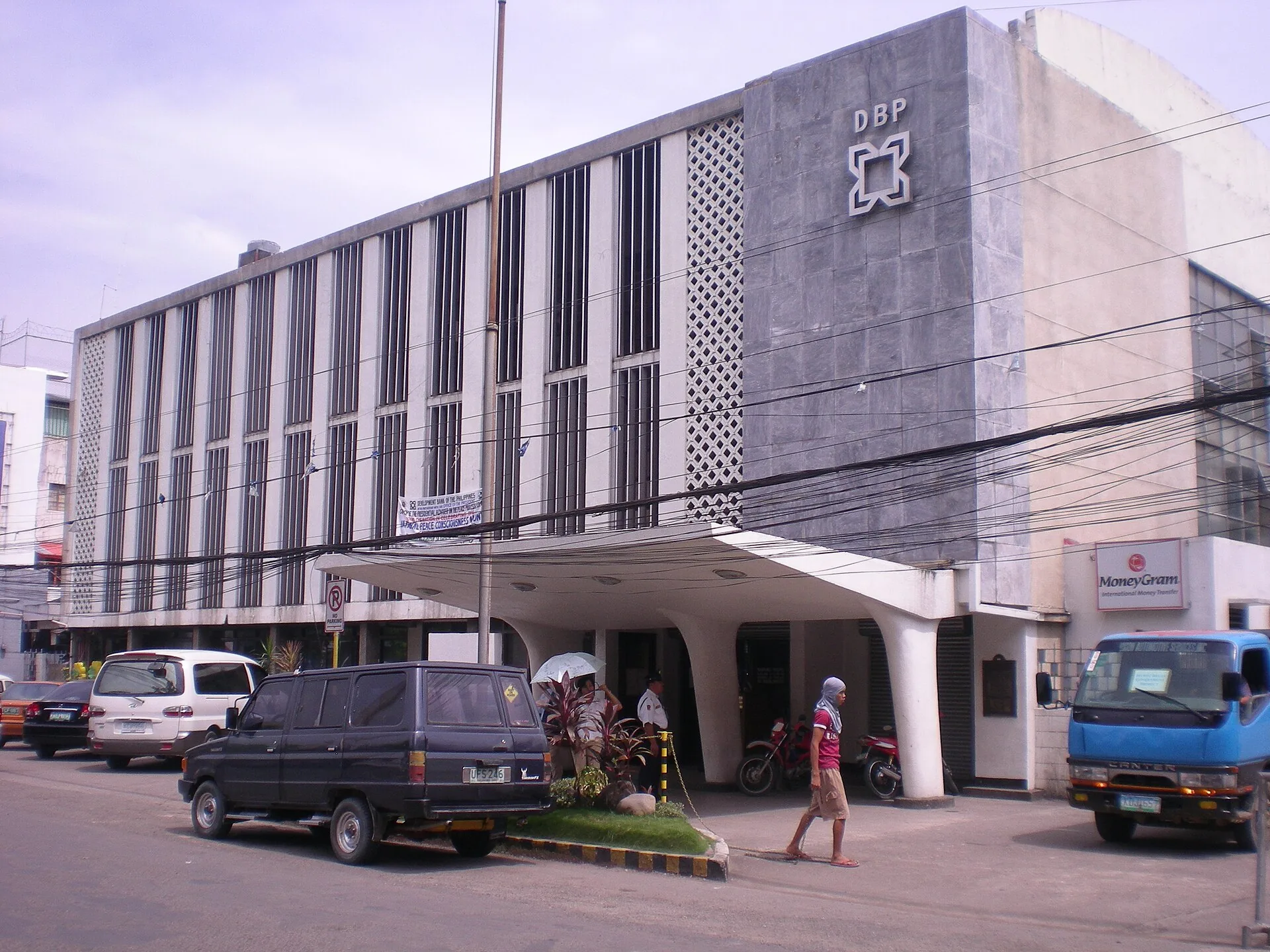 File:Development Bank of the Philippines - panoramio.jpg