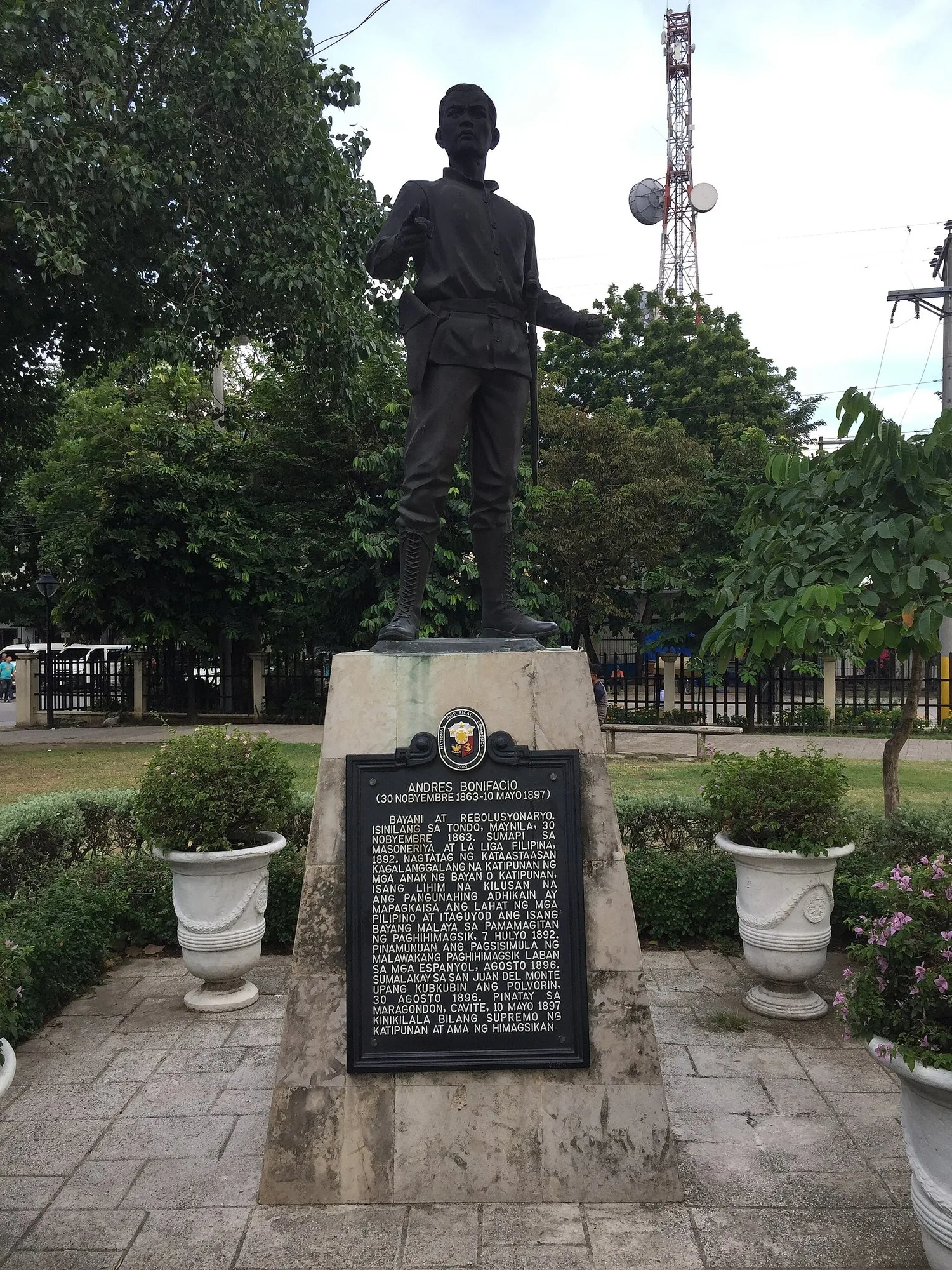 File:Andres Bonifacio Monument in Cebu.jpg