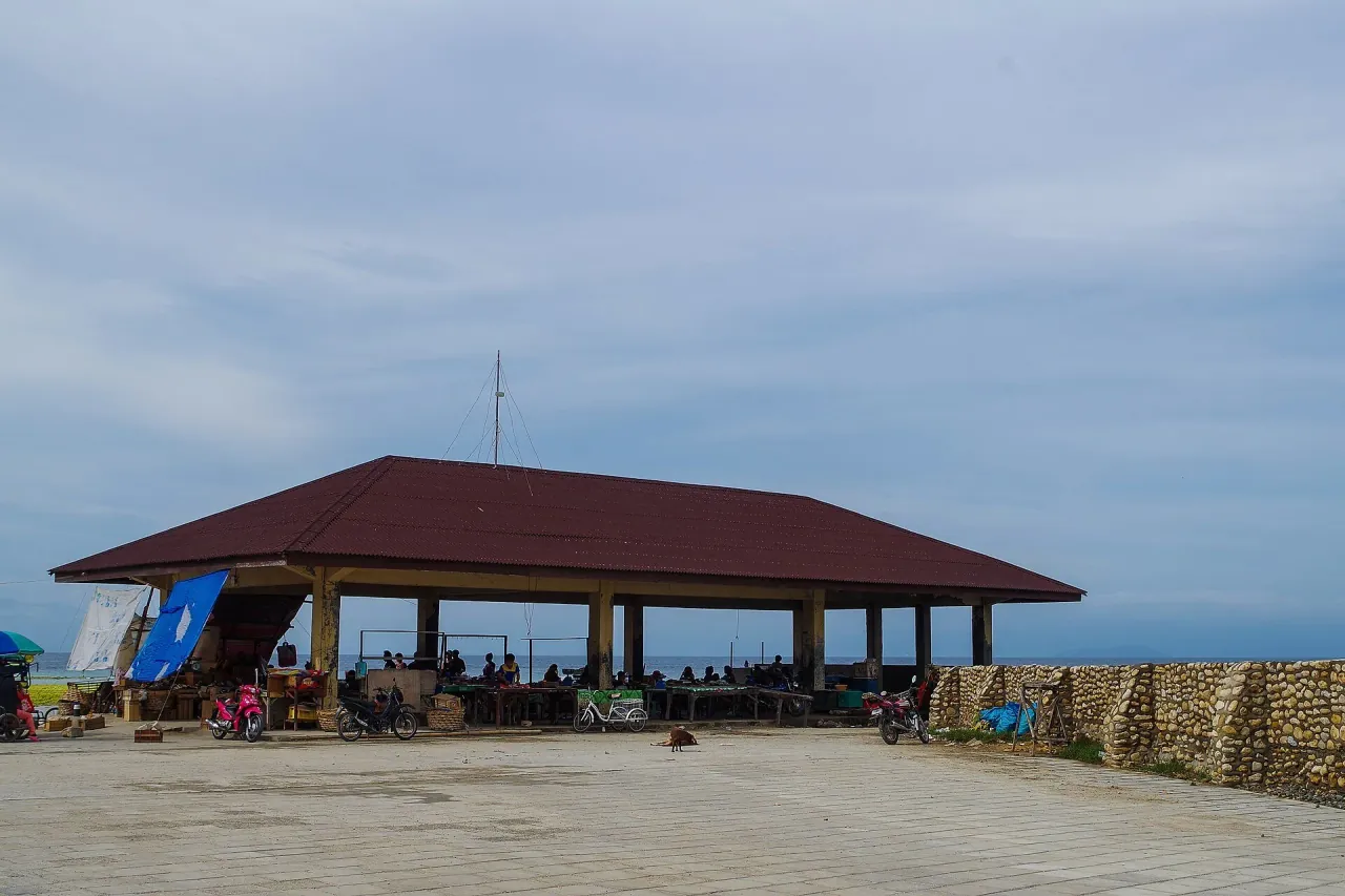 File:Malabuyoc Public Market.jpg
