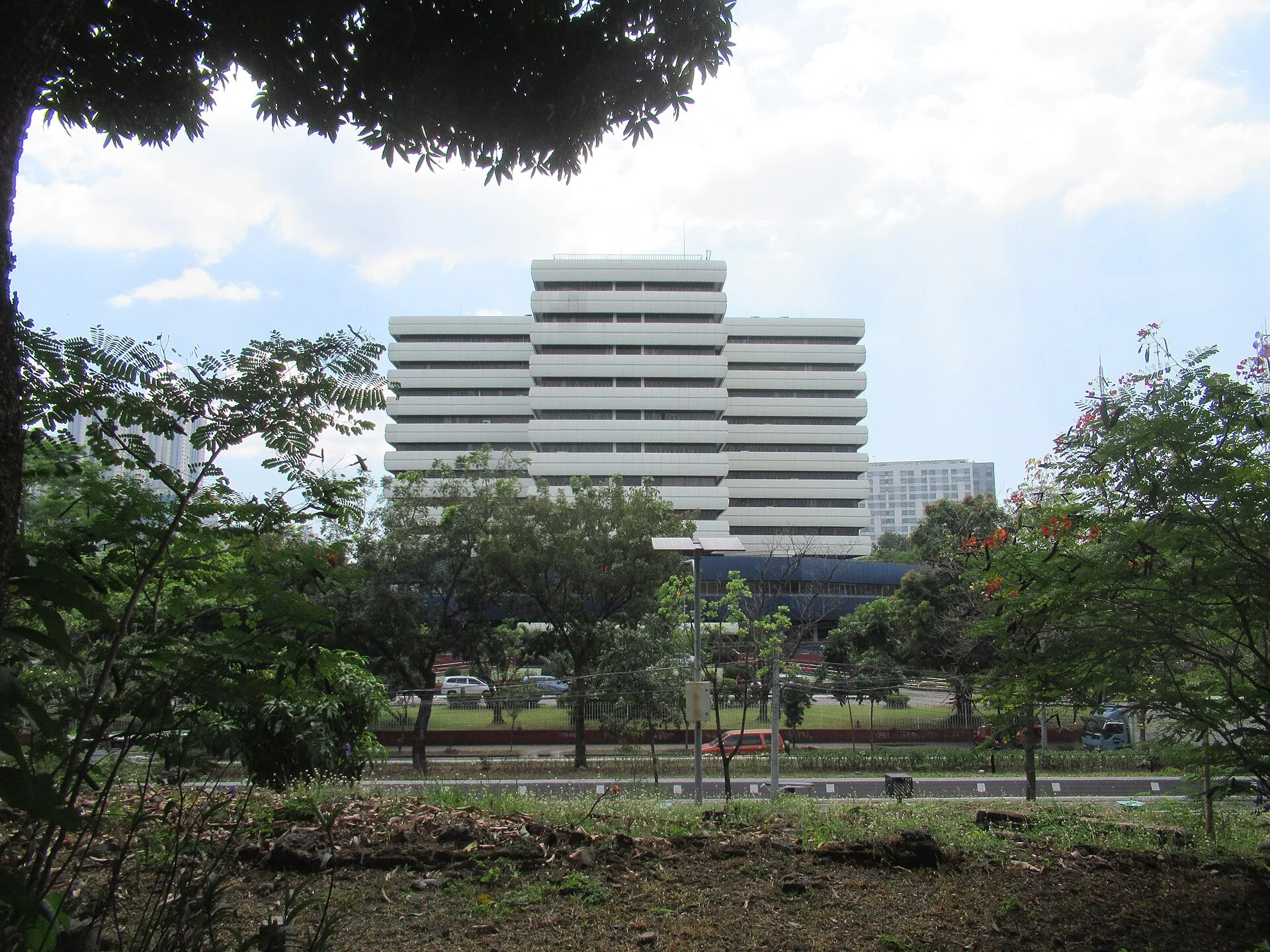 File:Bureau of Internal Revenue (Philippines) Building 40.jpg