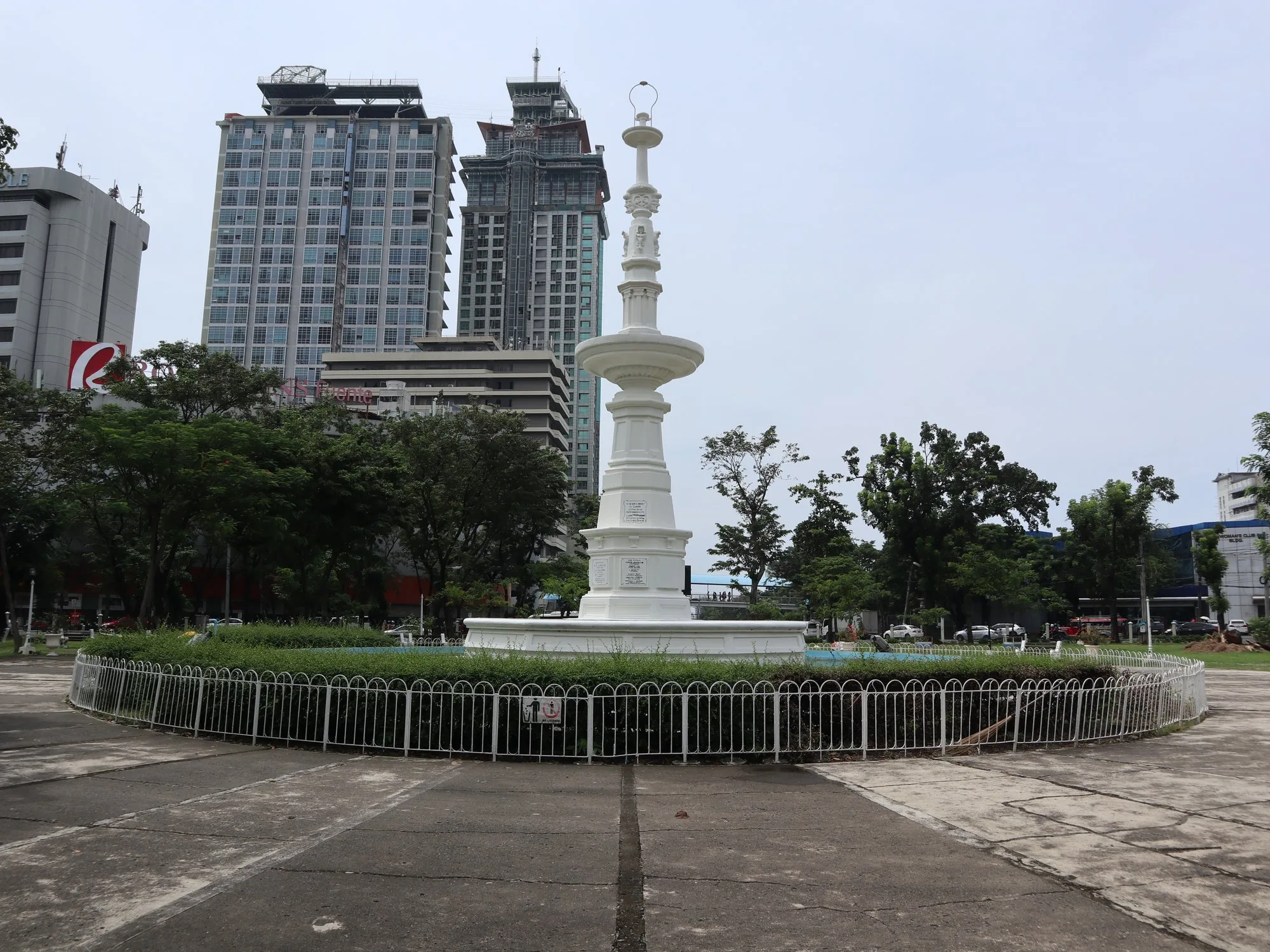 Fuente Osmena Circle fountain with skyscarpers (Osmeña Boulevard, Cebu City; 09-05-2022)