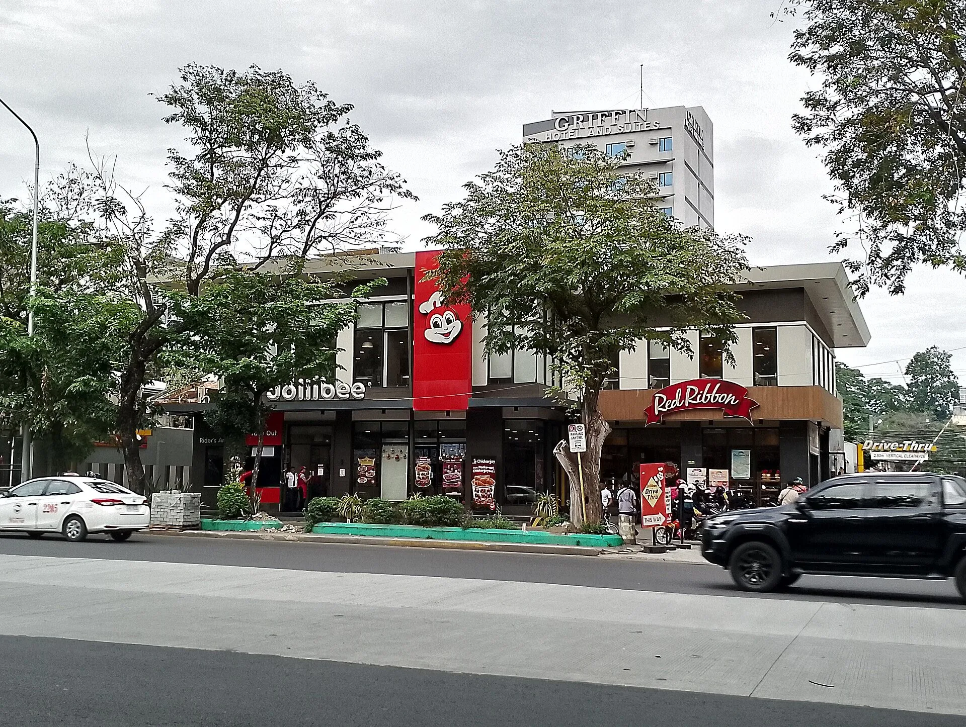 File:Jollibee and Red Ribbon in Osmeña Boulevard (2024-12-31).jpg