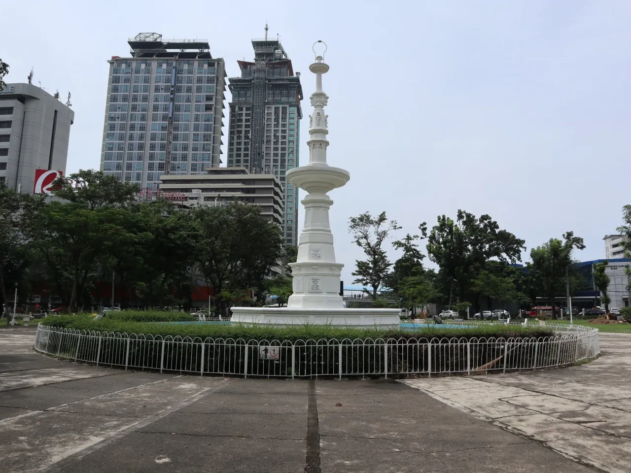 Fuente Osmena Circle fountain with skyscarpers (Osmeña Boulevard, Cebu City; 09-05-2022)