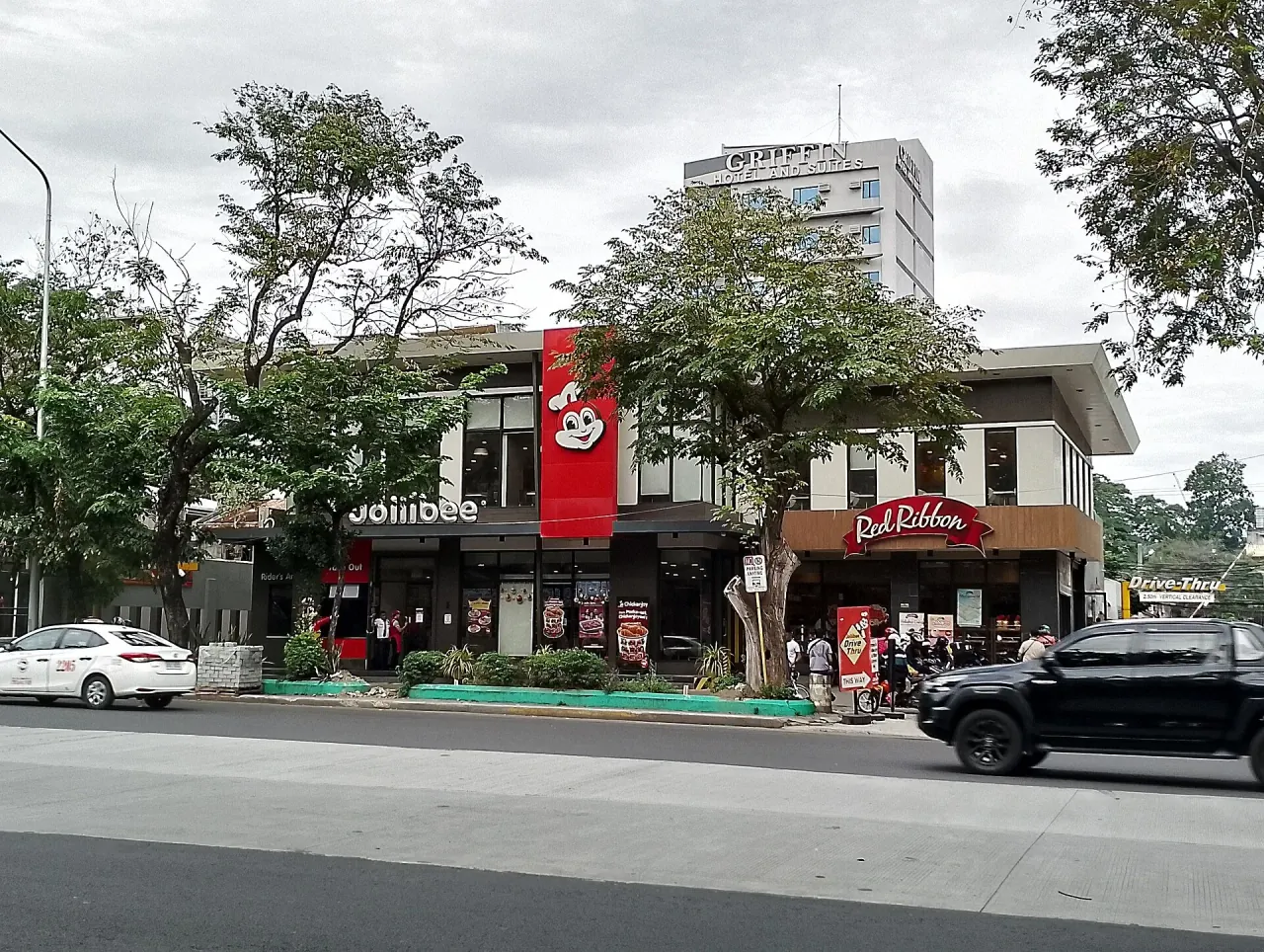 File:Jollibee and Red Ribbon in Osmeña Boulevard (2024-12-31).jpg