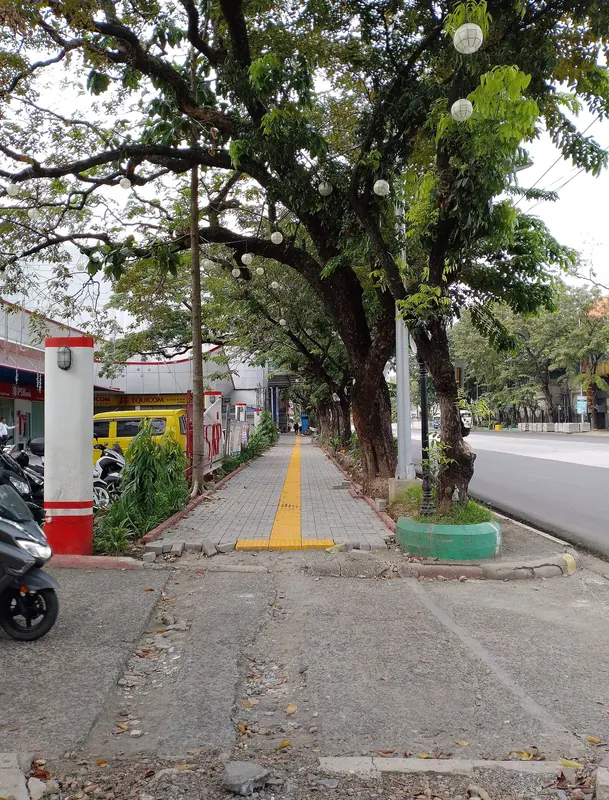 File:Sidewalk in Osmeña Boulevard (2024-12-31).jpg