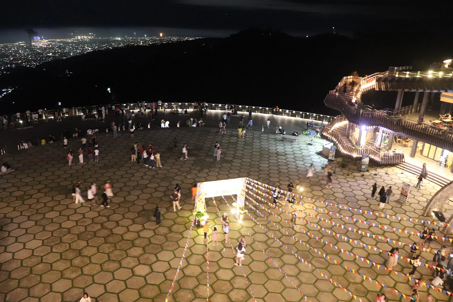 File:WikiNights Cebu - Tops Lookout (018).jpg